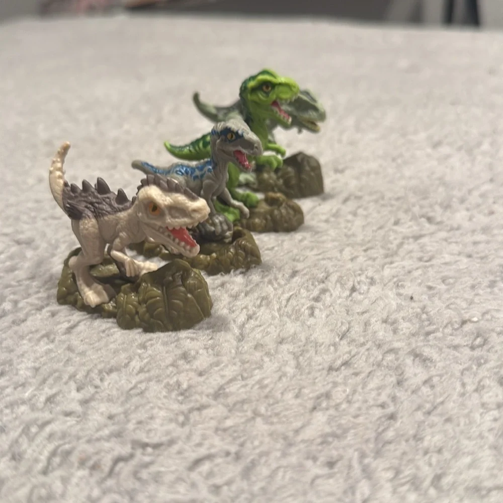 Jurassic World Dominion Micro Collection 4 Dinosaur Figures